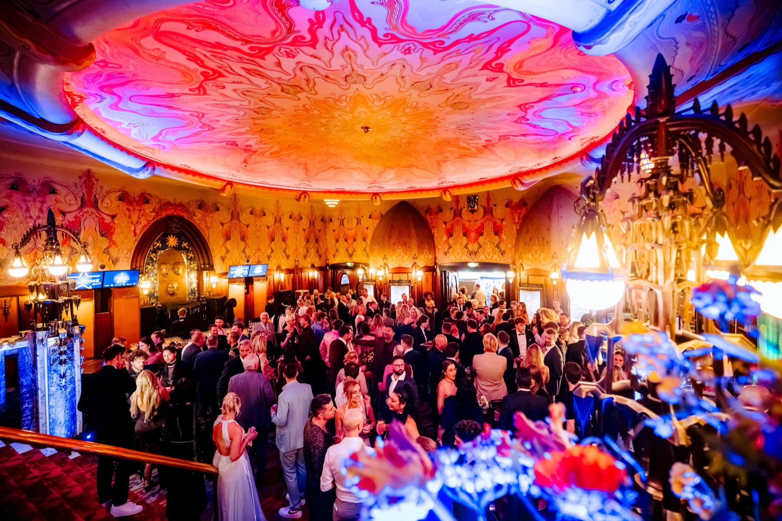 Guests in the lobby of Theater Tuschinski before the F2F Creator Awards.
